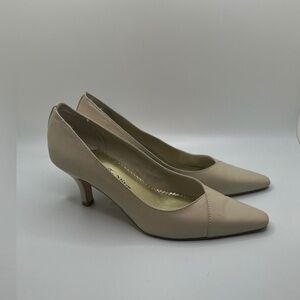 Bella Vita Women”s Wow Cream Leather Closed Toe Classic Pumps Size 7M